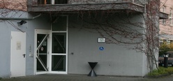 Behinderteneingang an der Gebäuderückseite Behinderteneingang an der Gebäuderückseite