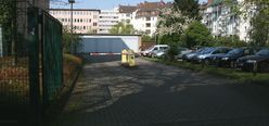 Einfahrt zum Hinterhof mit dem Behinderteneingang mit Pförtner Rufanlage Einfahrt zum Hinterhof mit dem Behinderteneingang mit Pförtner Rufanlage